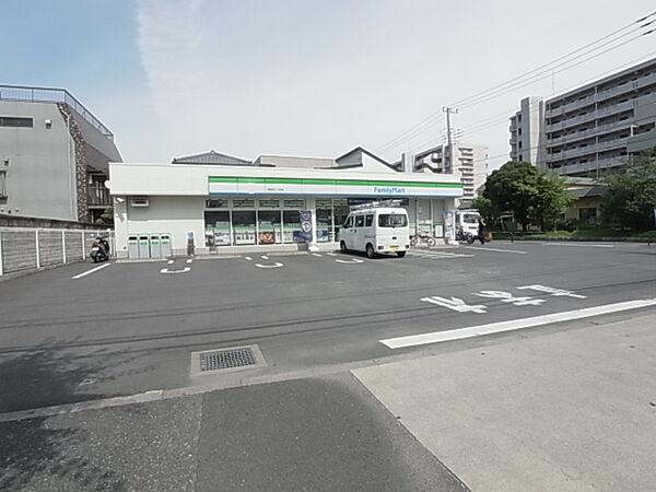 【周辺】ファミリーマート 西新井駅店（297m）