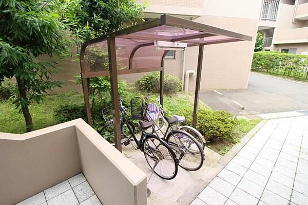 【外観】駐輪場は屋根付きなので雨から自転車を守ります