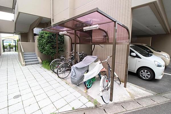 【外観】広々スペースの駐輪場はご家族の自転車を置くことができます