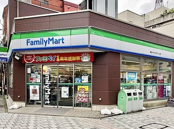【周辺】ファミリーマート 横浜イセザキモール店まで徒歩1分・109ｍ