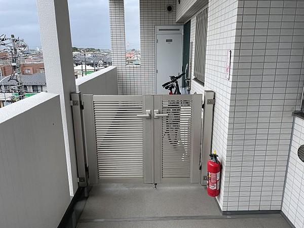 【エントランス】玄関にはポーチがありますにので、プライベート空間として広く使え、自転車などを置くこともできます。