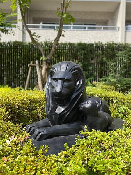 【外観】ひっそり佇むライオンズシリーズのシンボルであるライオン像。
