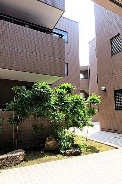 【外観】マンション内廊下。雁行型マンションで、ライトコートもあり、各住戸の独立性が高いマンションです。マンションの中庭には季節の植栽が施されています。