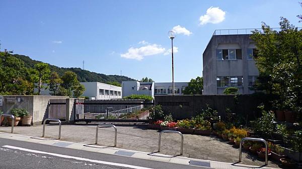 【周辺】生駒市立生駒東小学校まで徒歩約15分（約1130ｍ）