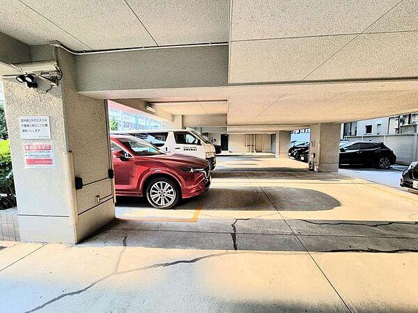 【駐車場】屋内駐車場。10台分の駐車スペースがあります