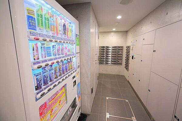 【エントランス】エントランスホールには自動販売機があり、便利です。