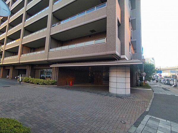 【外観】前面歩道を含めたマンション入り口の写真です。マンション脇には「川口町」2路線のバス停がございます。