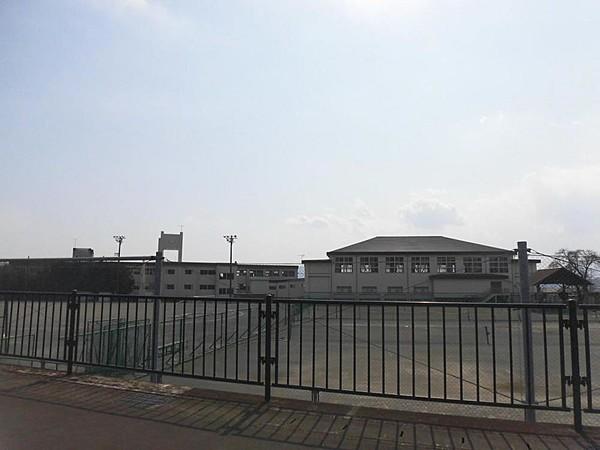 【周辺】【中学校】富士根南中学校まで約1300ｍ（徒歩約17分）です。通学を楽しみながら学校へ迎える距離ですね。