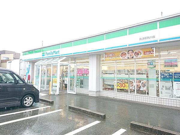 【周辺】ファミリーマート魚津新角川店まで500ｍ（徒歩7分）。24時間営業のコンビニはいざという時に心強く、シャンプーやトイレットペーパーなどうっかり買い忘れても頼りになります。