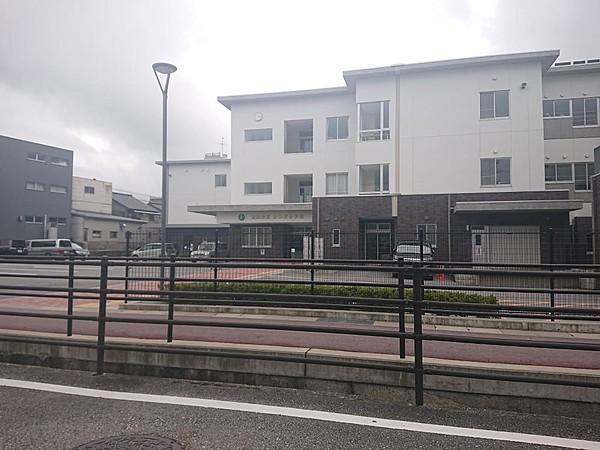 【周辺】よつば小学校まで950ｍ（徒歩12分）。お子様の足では少し遠いかもしれませんが、お友達と歩く登下校の時間も楽しみになりそうです。