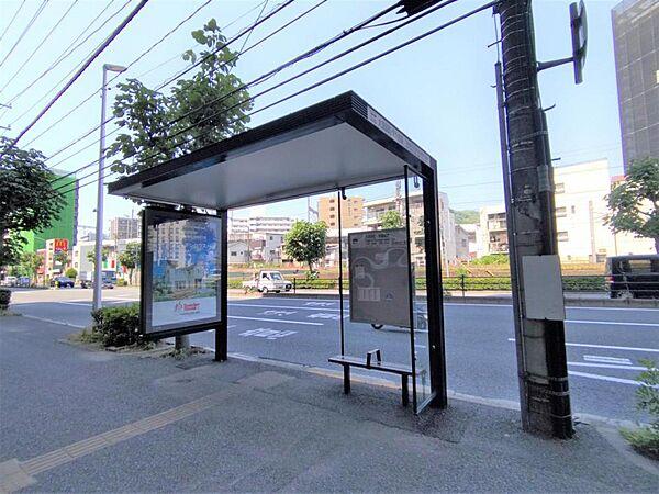 【周辺】【周辺環境】バス停までは100ｍなく徒歩約1分です。