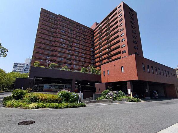 【外観】【建物外観】1階部分は広島交通さんの事務所です。バス停までは約10ｍ（徒歩1分）です。広島駅まで約750ｍなのでバスで約2分の距離です。