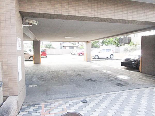 【駐車場】【駐車場】マンション敷地内駐車場写真です。現在は棟内駐車場の空きありません。