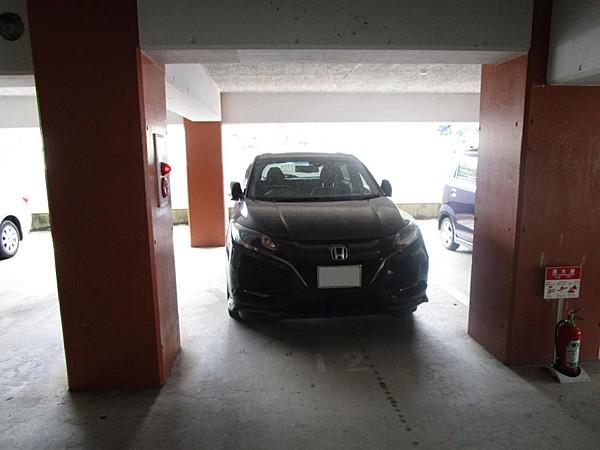 【駐車場】【駐車場】駐車場は屋根付き1台分確保しております。鍵を使えば、駐車場からマンション内に入ることもでき便利です。来客用駐車場もあります。