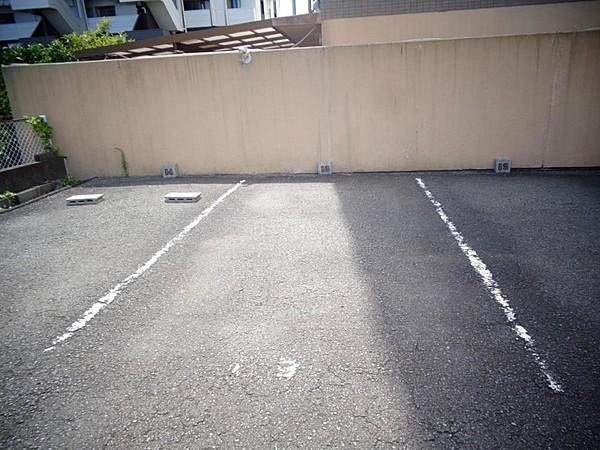 【駐車場】【駐車場】マンション敷地隣の駐車場12番を確保済み。引き継ぎ可能です。