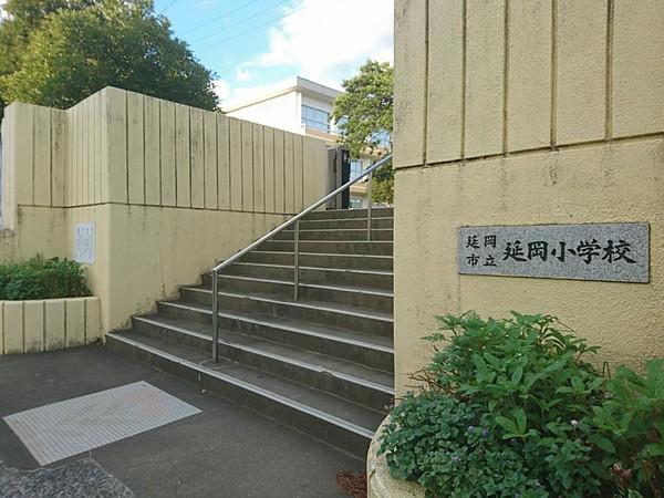 【周辺】延岡小学校まで550ｍ徒歩7分です。この距離なら低学年のお子様の通学も安心ですね。