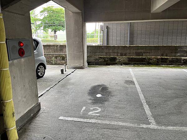 【駐車場】敷地内駐車場が1台あります。屋根付きなので駐車してからお部屋まで雨に濡れる心配もありません。