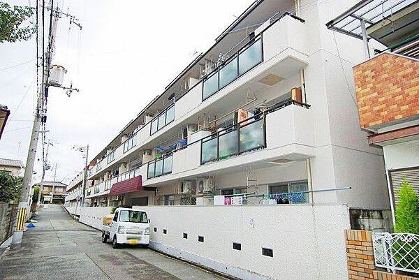【外観】【現地】　阪神「武庫川」駅から徒歩7分　昭和57年築のマンションです！　わかば西小学校通学エリアのマンションとなります。