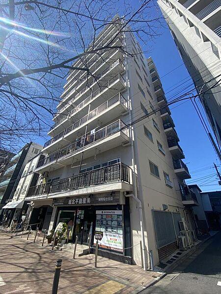 【外観】■桜並木通りに面する総戸数66戸のマンション　■管理体制良好です