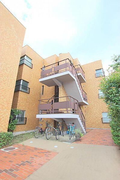 【外観】■緑に囲まれた3階建て低層マンション（総戸数82戸）