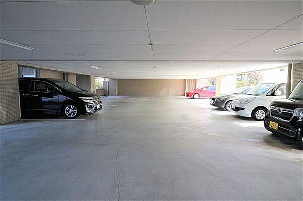 【駐車場】マンション下の屋根付き駐車場！！継承可能です！