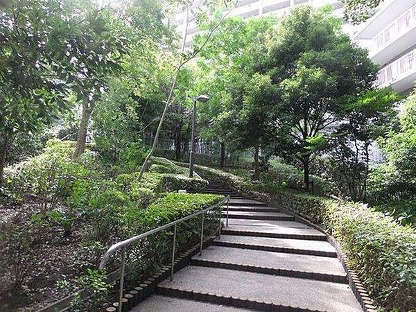 【周辺】徒歩10分圏内の公園散策など休日はのんびり過ごせそうな閑静な周辺環境です。恵比寿はもちろん渋谷へも徒歩圏内。利便性も兼ね備えております。