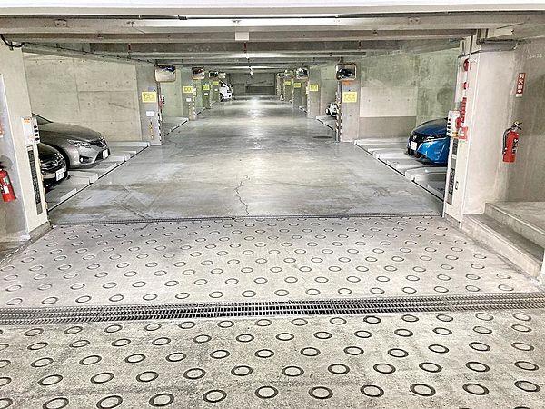 【駐車場】地下自走式駐車場、人の入り口とは分離され、安全に配慮されています。
