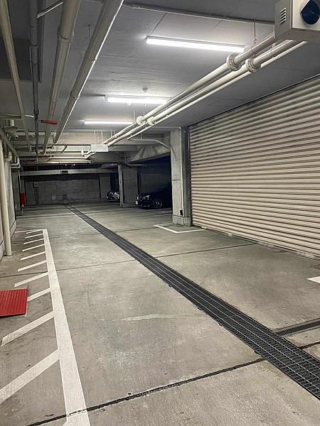 【駐車場】地下の平置駐車場です。1台分確保しています。