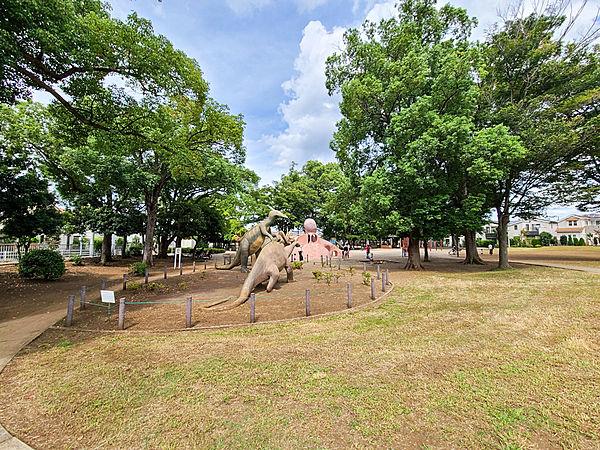 【周辺】高根木戸3号公園約230米。恐竜像が建立されていて別名怪獣公園ともよばれています。お子様の遊び場や、散策・ジョギングのできる住環境が多く点在します。