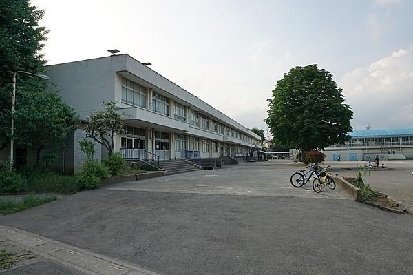 【周辺】関沢小学校 徒歩 約10分（約798m）