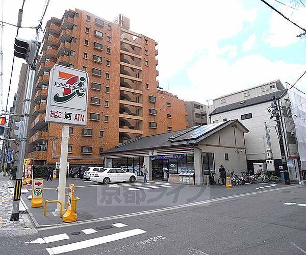 【周辺】セブンイレブン 京都出世稲荷前店まで504m ガレージ広々、交差点の角で出入りしやすいですよ。