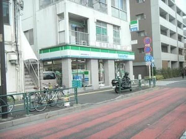 【周辺】ファミリーマート西早稲田諏訪通り店 徒歩2分。 120m