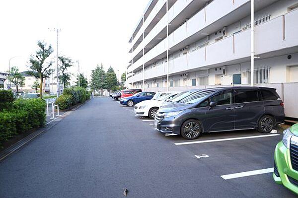 【駐車場】駐車場と明記されていても、最小スペースでつくられた駐車場だと大型車は駐車できなかったり、出入りしにくくなったりする可能性があります。お車のサイズと購入したい物件の駐車場のサイズを現地で確認しましょう。