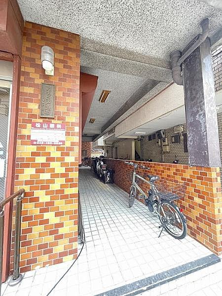 【外観】京王線「調布」駅より徒歩6分、京王線「布田」駅より徒歩5分の立地です。