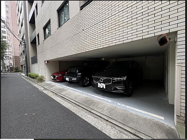 【駐車場】セキュリティ性が高く、雨風や紫外線の影響を受けない屋根付き駐車場です。