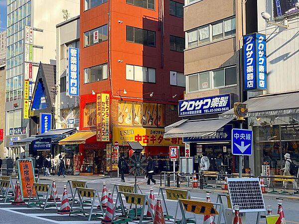 【周辺】御茶ノ水駅前は楽器店が建ち並んでいます
