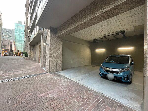 【駐車場】広く天井があるので利用には便利です。