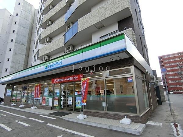 【周辺】ファミリーマート札幌麻生町5丁目店