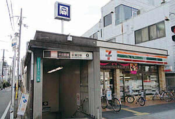 【周辺】新深江駅２番出口とコンビニ