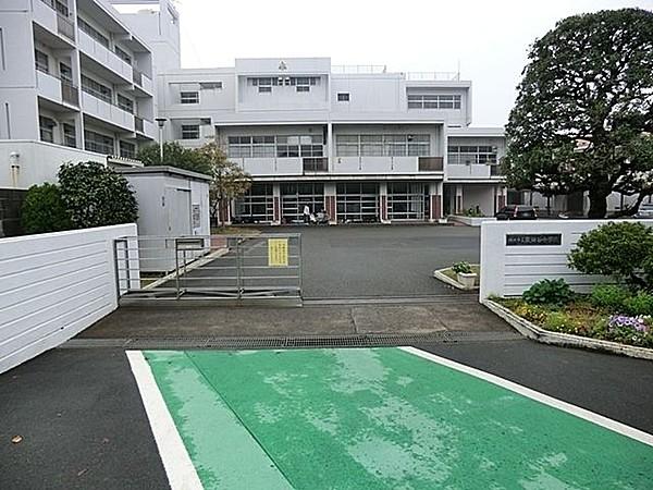 【周辺】横浜市立/栗田谷中学校 徒歩16分。 1210m