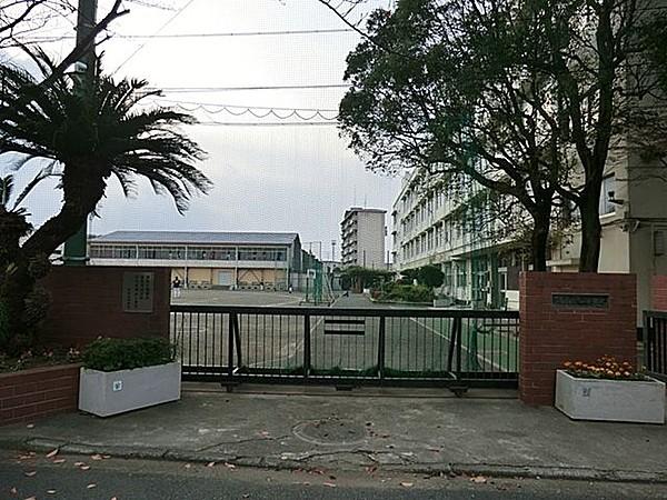 【周辺】横浜市立左近山中学校 徒歩15分。 1100m