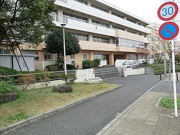 【周辺】横浜市立十日市場中学校 徒歩3分。 190m