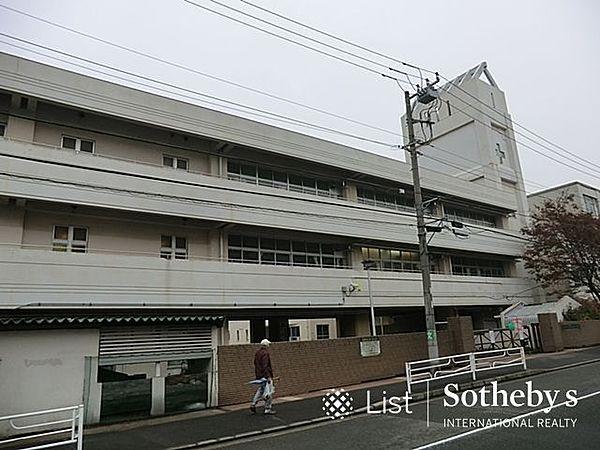 【周辺】横浜市立浦島丘中学校 徒歩9分。 670m