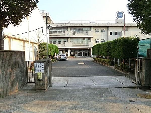 【周辺】横浜市立名瀬中学校 徒歩9分。 700m