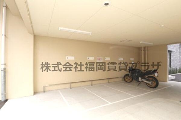 【駐車場】屋根付きで大型バイクも駐車可能です！