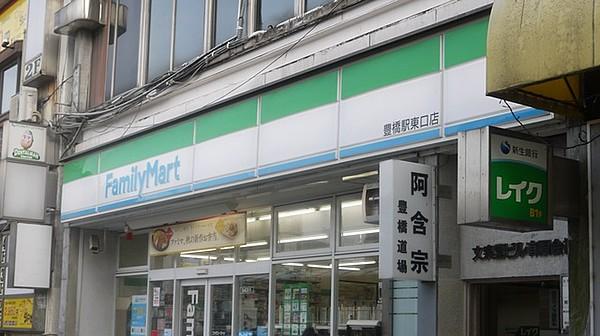 【周辺】ファミリーマート豊橋駅東口店 467m