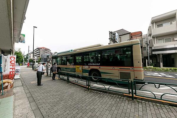 【周辺】駅距離はありますが、マンション前にバス停があります。2～3分おきに武蔵小金井駅行きのバスが出ています。
