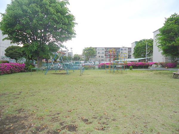 【外観】マンション横には公園があります。