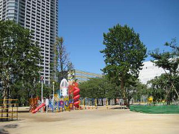 【周辺】錦糸町駅北口から徒歩約3分。噴水と遊具とスポーツ広場があって、広々な芝生が気持ちの良い公園です。季節毎にフェスやお祭りなど催しが沢山あります。