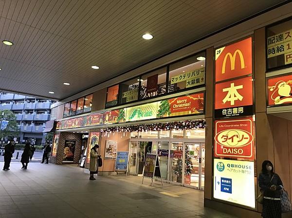 【周辺】駅前にはスーパーや飲食店など、日常使いのお店が充実